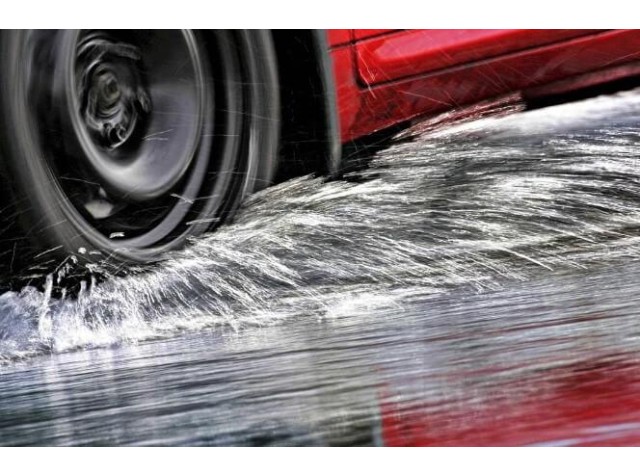 Аквапланирование: что это и как избежать